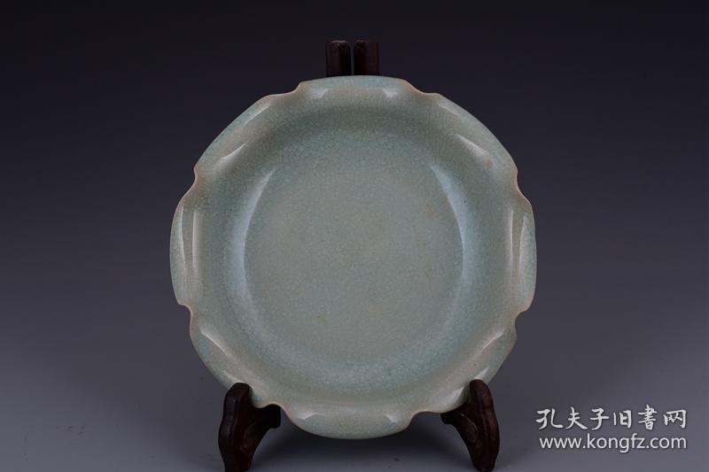 宋汝窑天青釉冰裂纹花口洗