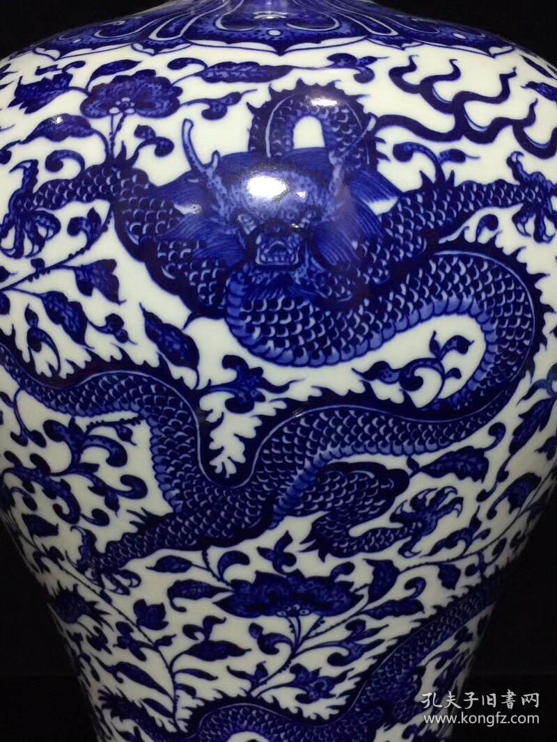 清乾隆青花龙纹梅瓶