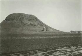 老照片翻拍，20世纪30年代“昭君墓”。