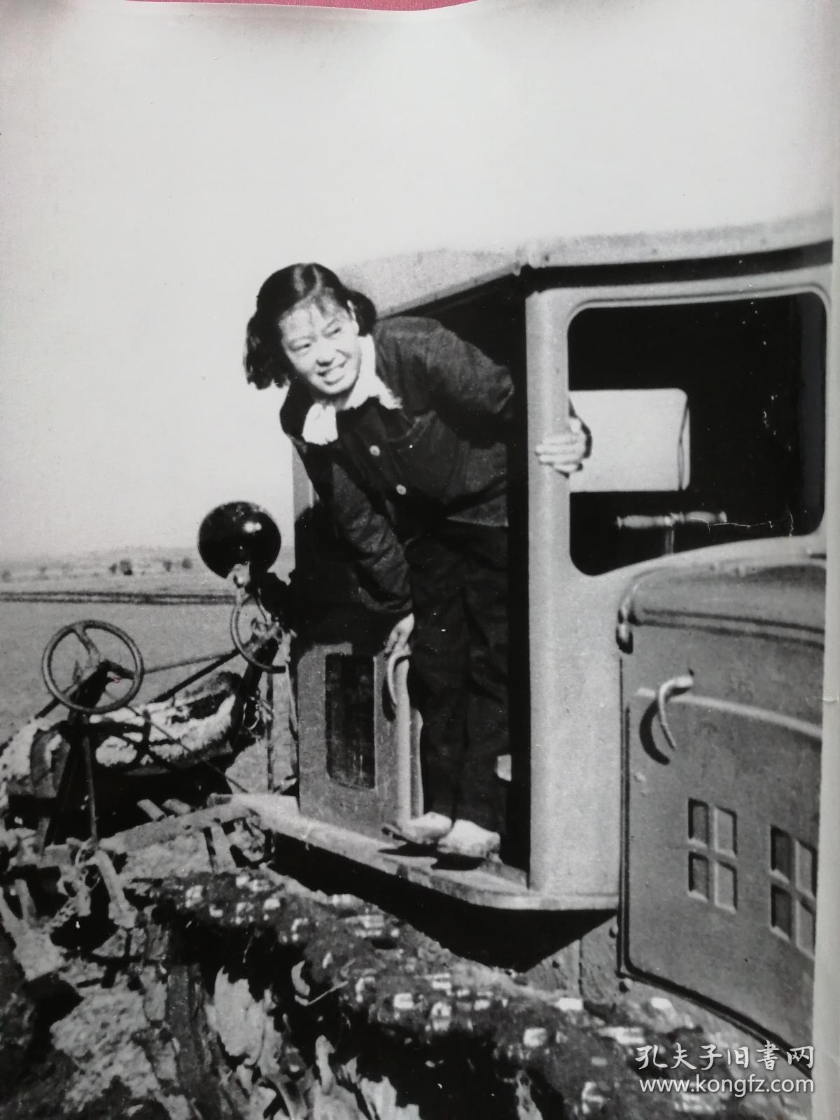 1958年老照片《哈尔滨市宾县居仁公社--女生产队长李贞芬》驾驶拖拉机