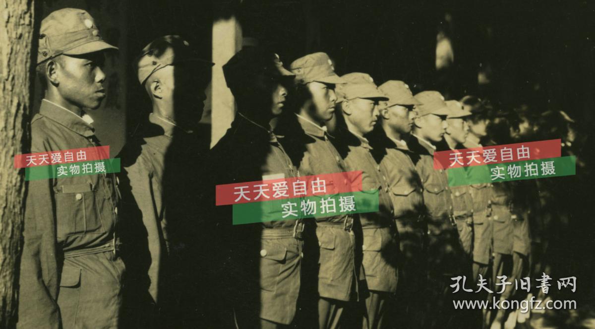 民国时期列队整齐的国民党国军士兵老照片,泛银