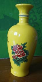收藏酒瓶 黄釉彩花酒瓶高17.5厘米半斤装 （43j）
