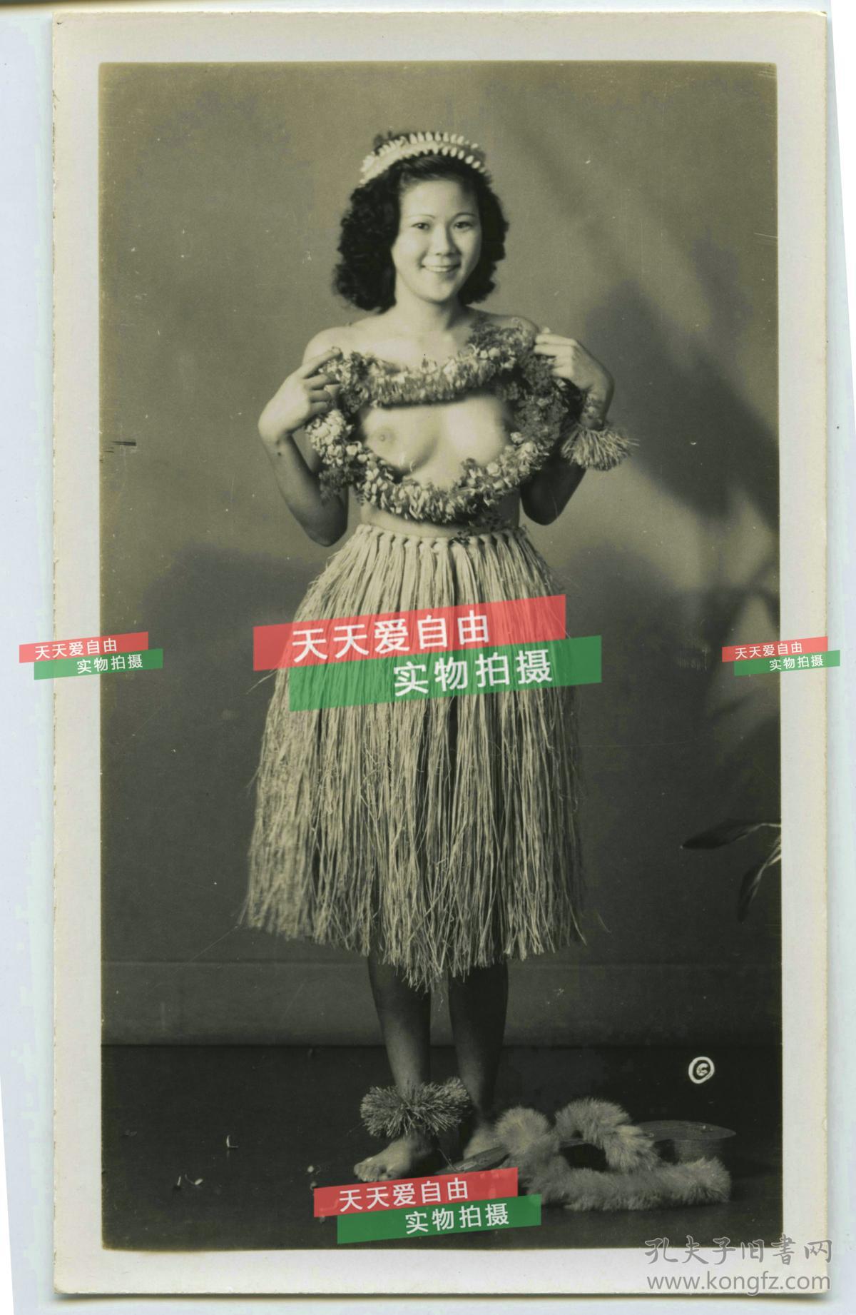 民国时期夏威夷半裸体华裔女孩花环站立老照片