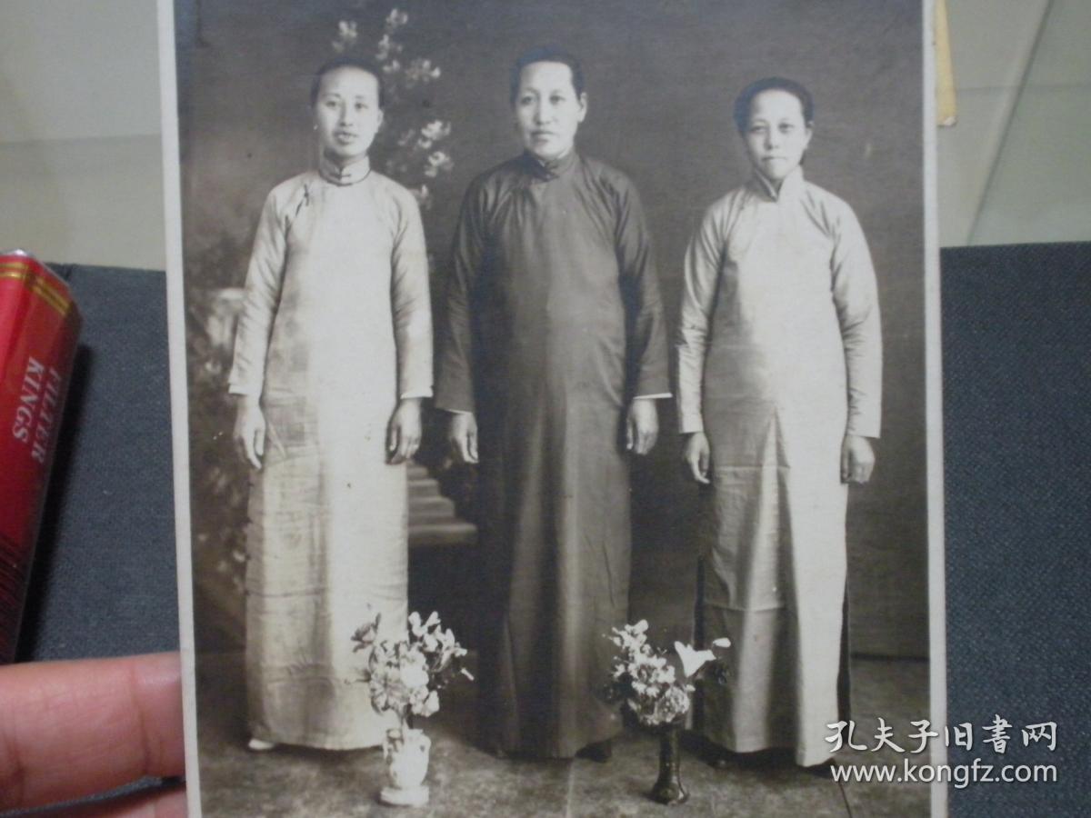 民国老照片:三姐妹穿偏襟连袖老式旗袍.尺寸:14.2*9.7cm.