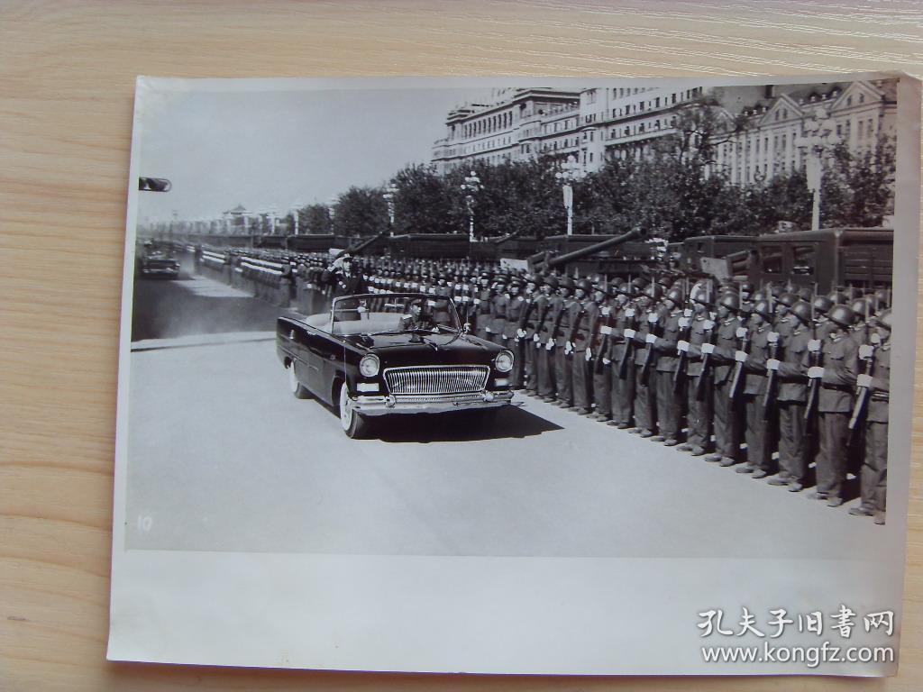 老照片:【※1959年庆祝建国十周年---林彪元帅乘坐红旗敞篷车阅兵※】