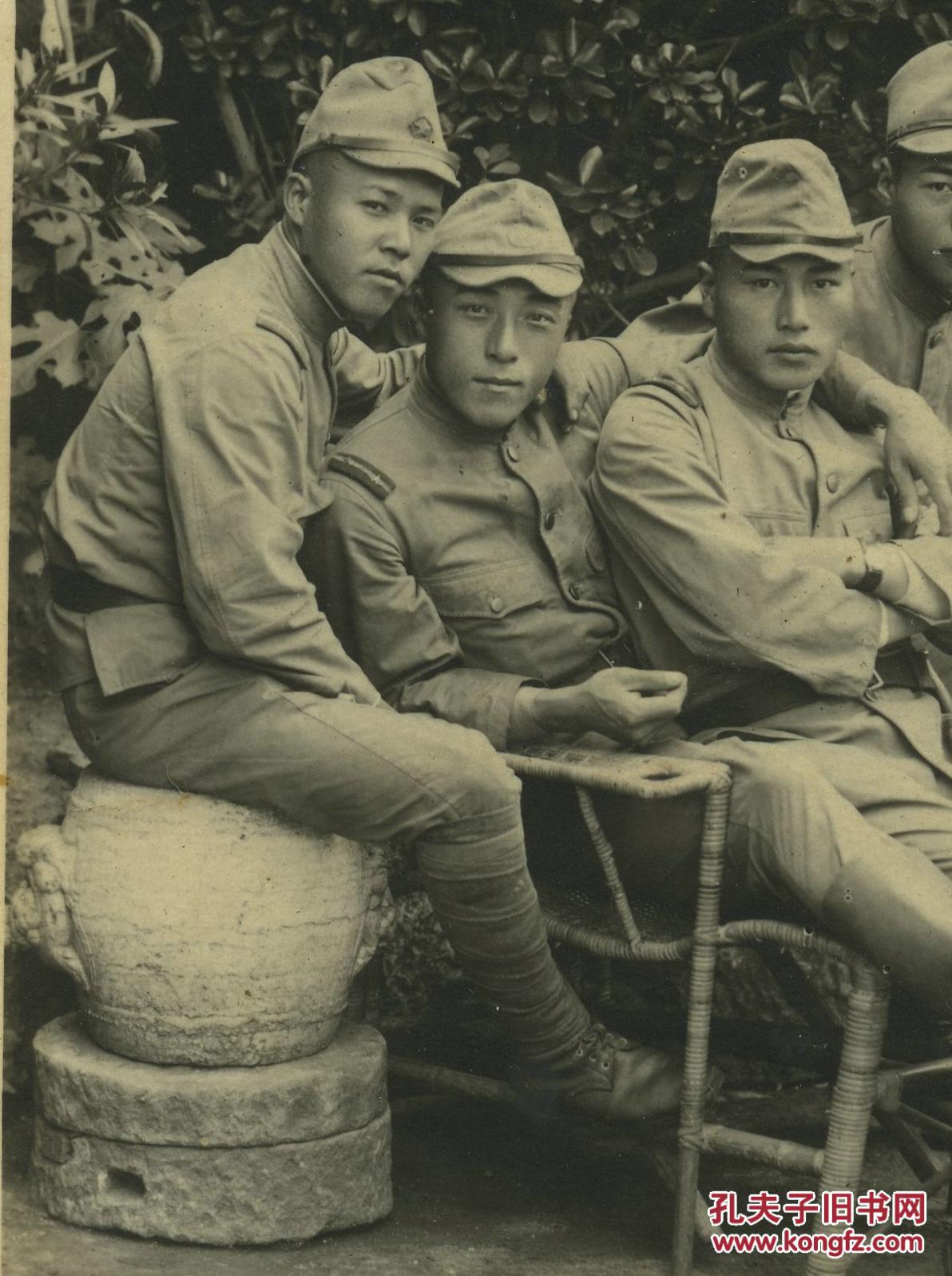 民国侵华日军士兵四人在中国百姓的庭院中合影老照片