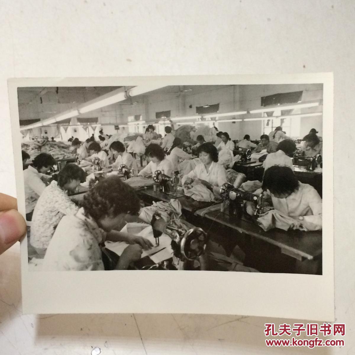 1982年新华社老照片:社队企业新发展 1 背面有说明 地点:广东省花县