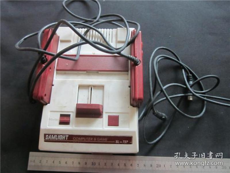 上世纪80-90年代电视游戏机集配件一组。