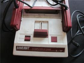 上世纪80-90年代电视游戏机集配件一组。