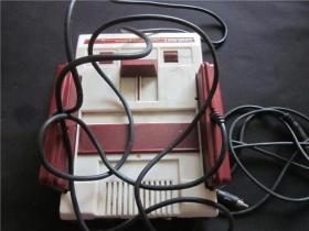 上世纪80-90年代电视游戏机集配件一组。