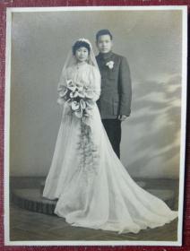 老照片：美女结婚婚纱，合影照【民国——上海纺织之家系列】
