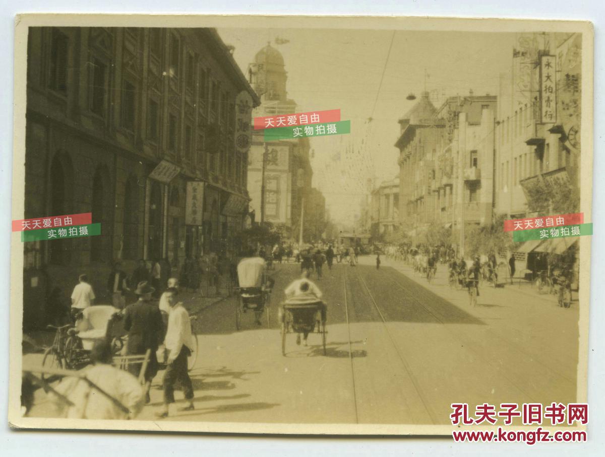 民国天津的一条街道,有二战美军吉普行驶老照片