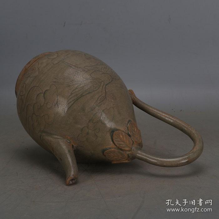 宋代越窑青釉刻花支钉倒流壶