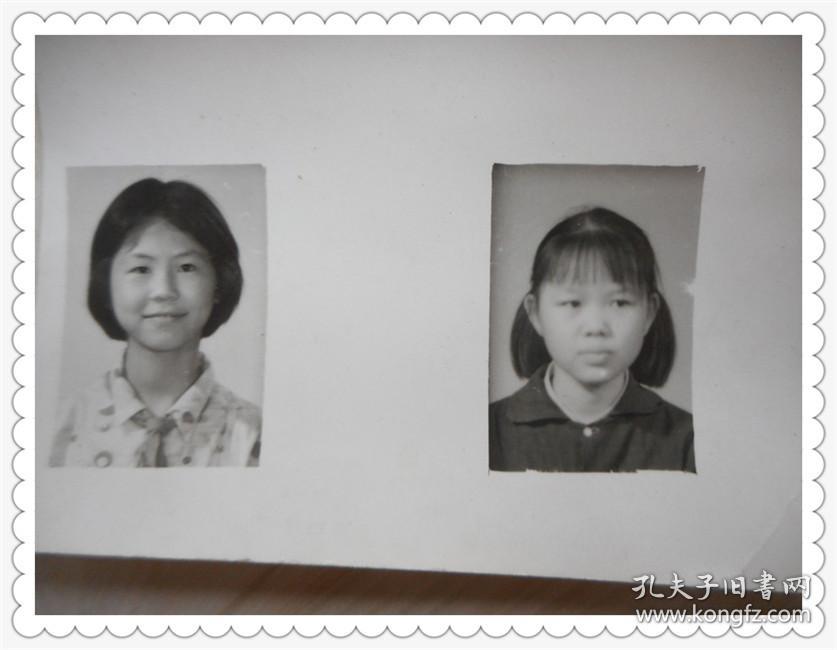 黑白照片:两少女半身照