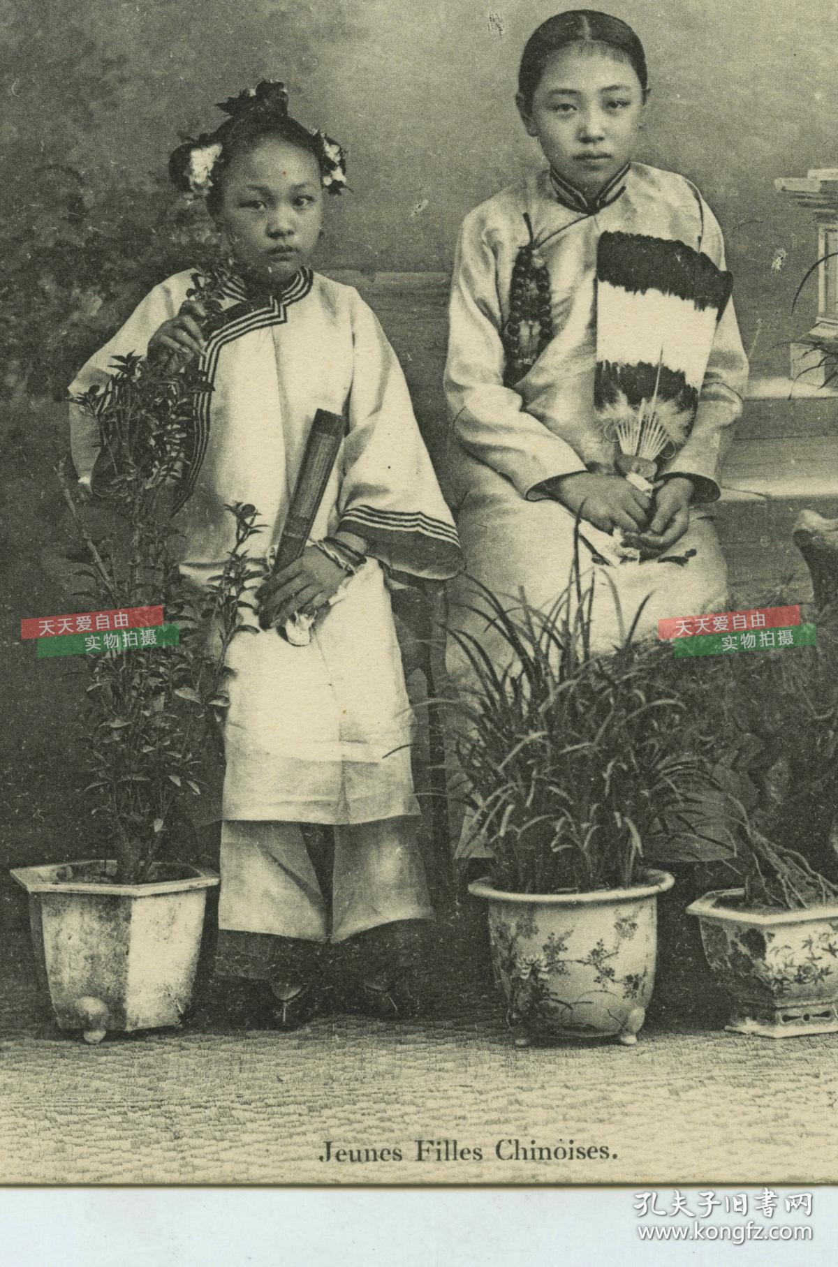 照相馆中端坐的两名年轻漂亮女子明信片,手持鹅毛扇,小脚三寸金莲缠足
