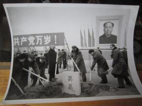 党和国家领导人为毛主席纪念堂基石培土