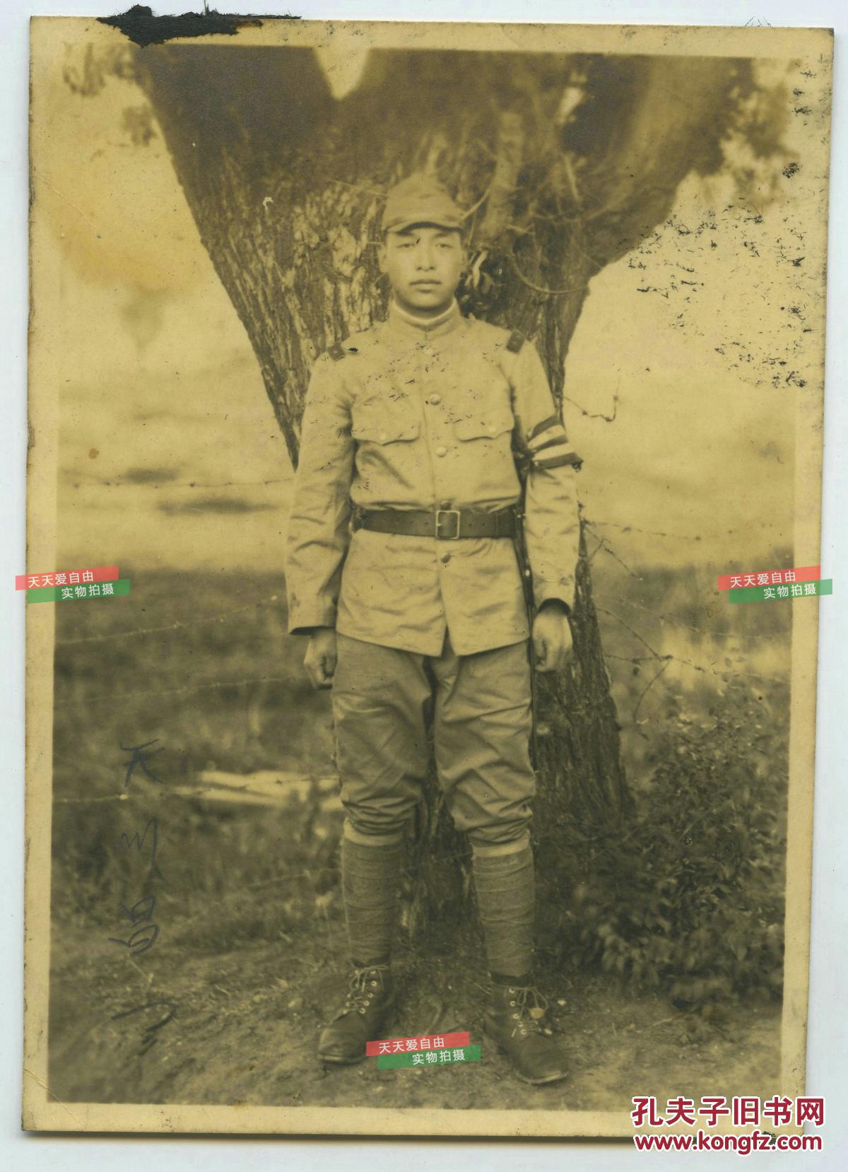 民国1937年站在树下的日军日本兵单人老照片
