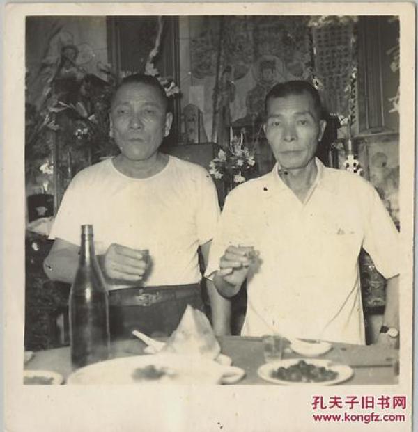 背景有王母像及祠龛物品,民俗味道浓