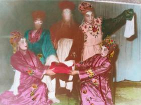 老照片《戏曲人物合影剧照(手工上色)》长20厘