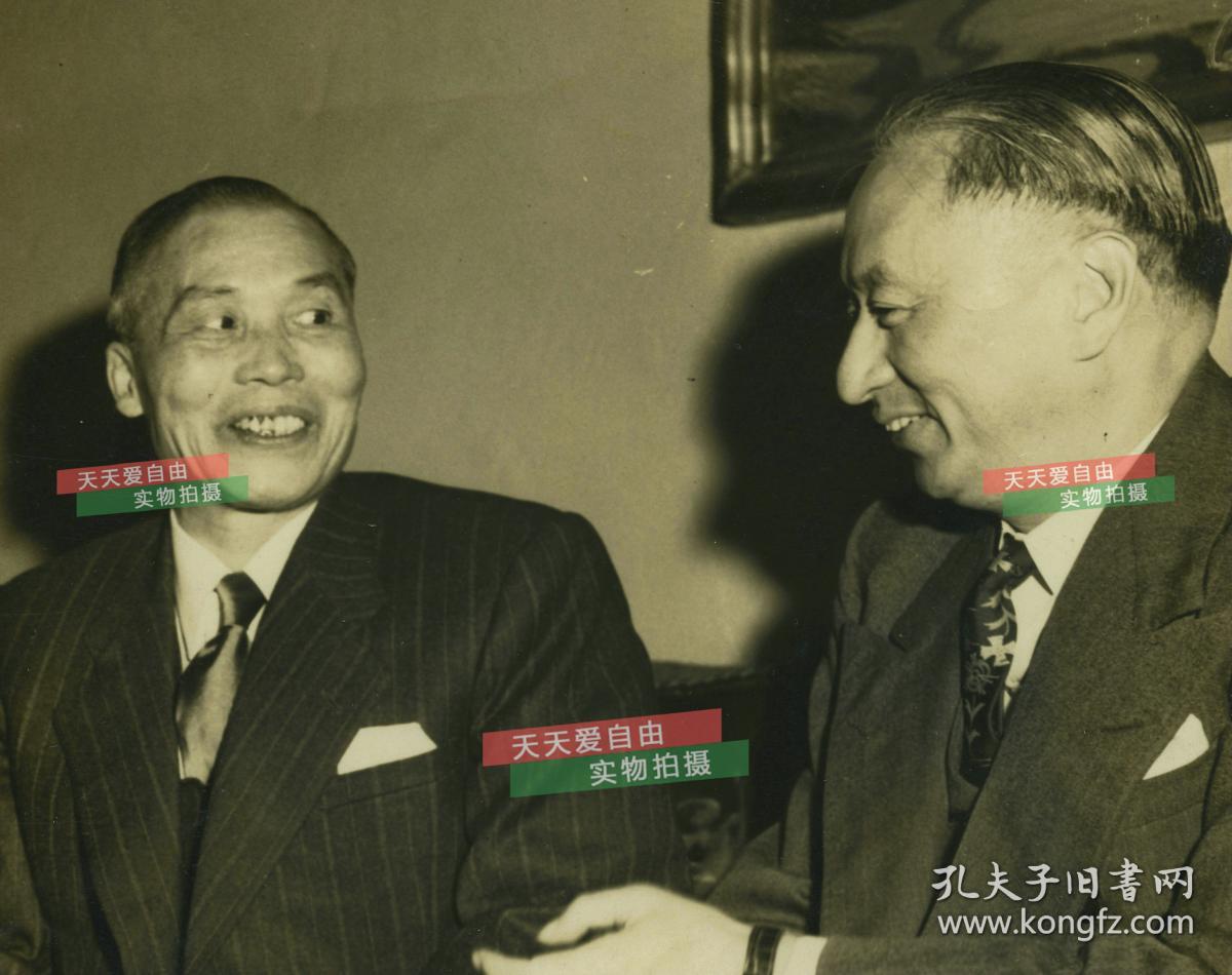 中华民国代总统李宗仁将军和外交官顾维钧合影交谈老照片,强烈泛银