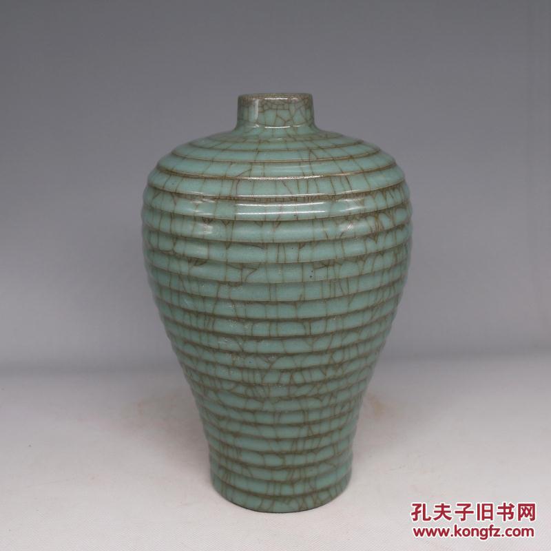 宋官窑开片粉青釉旋纹梅瓶