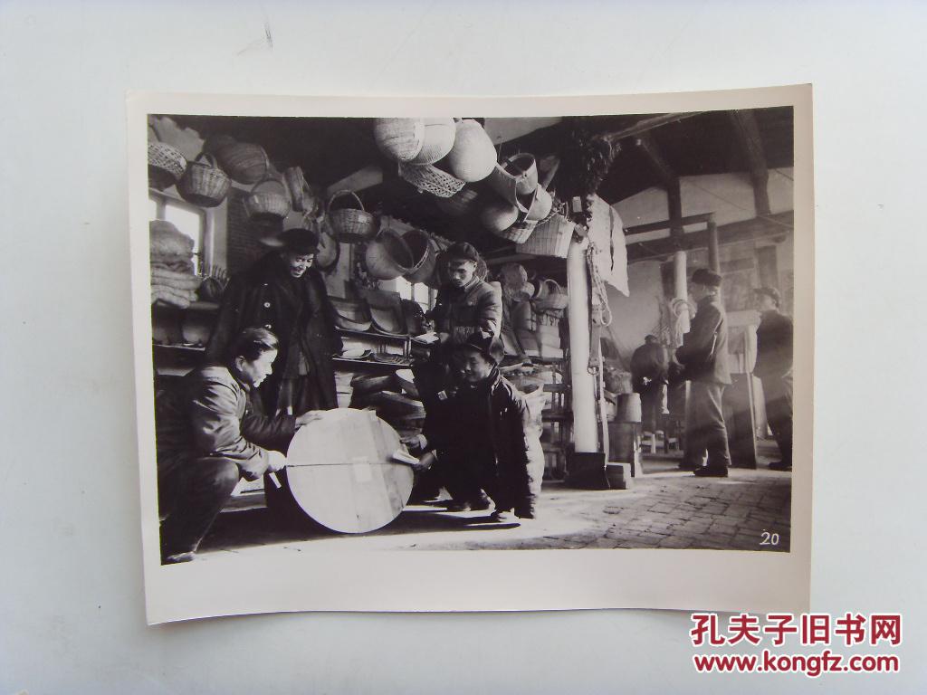 老照片:【※1963年,北京市合作货栈的业务员,接待农民