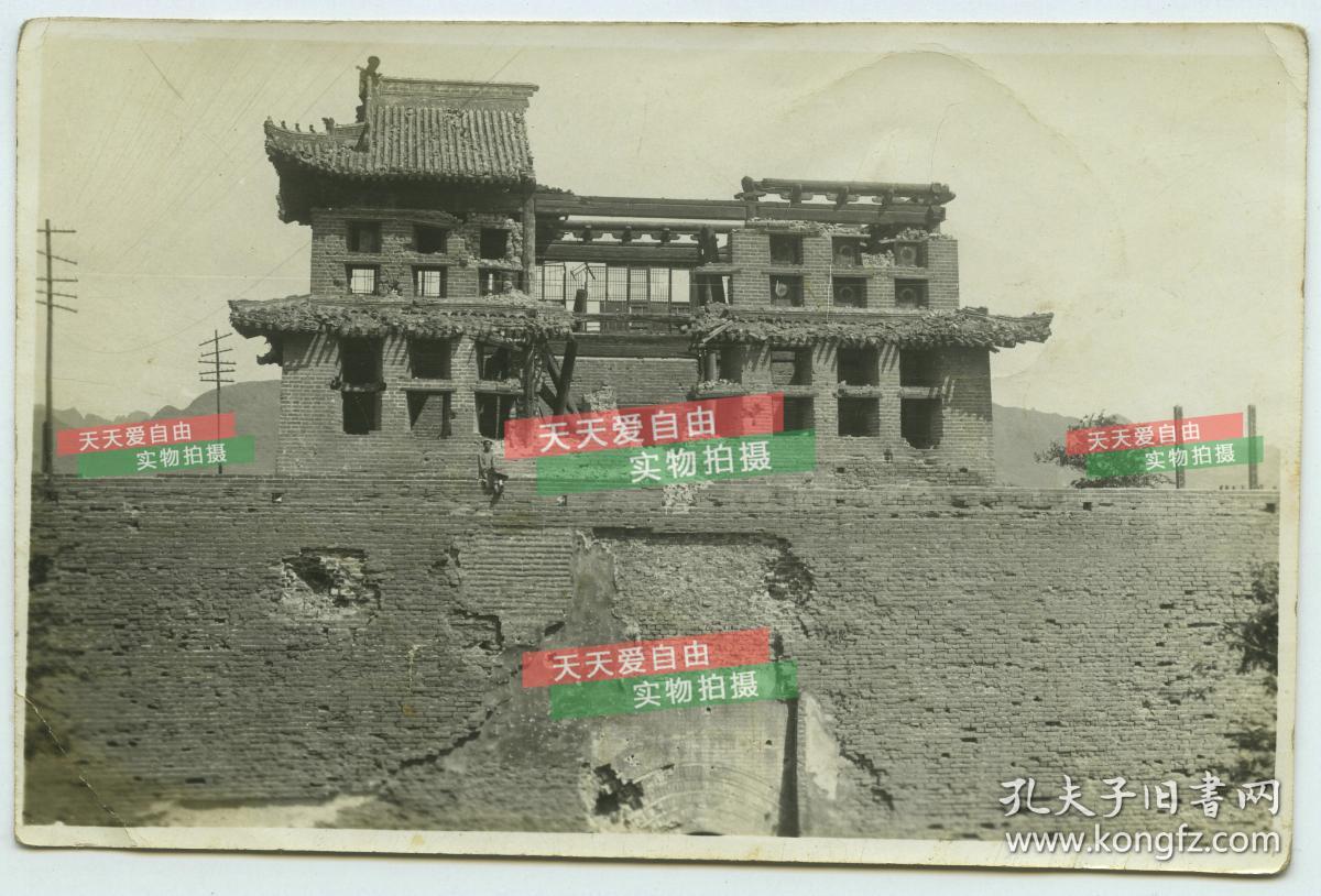 民国1933年1月在日军进攻中被摧毁的河北山海关城楼内