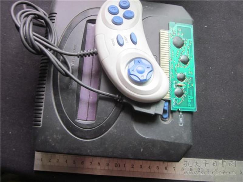 上世纪80-90年代电视游戏机集配件一组。