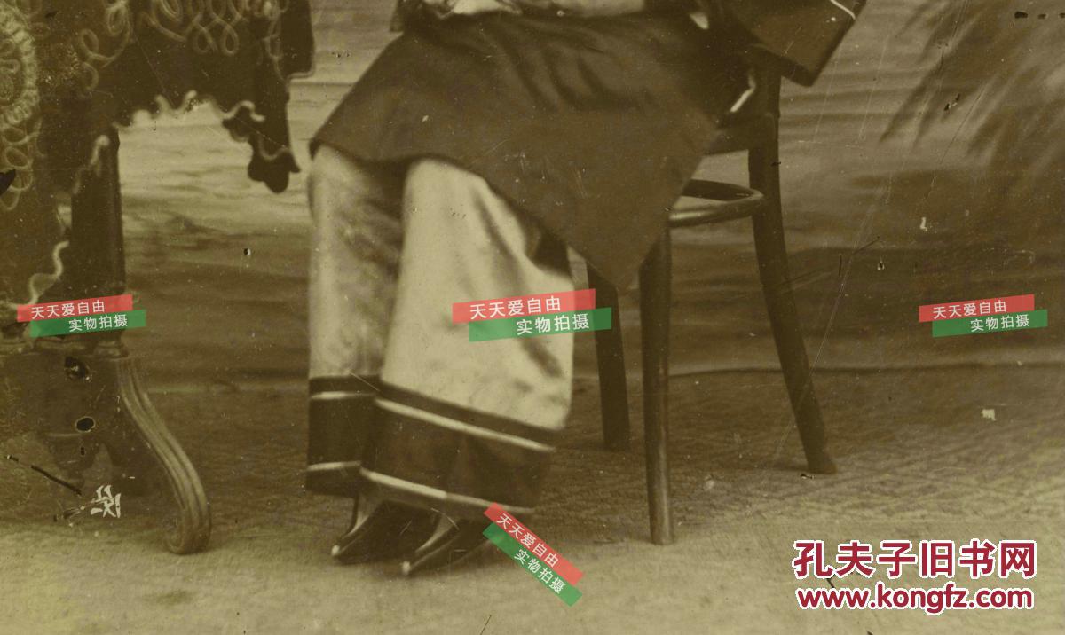 【图】清代三寸金陵小脚年轻女性照相馆老照片