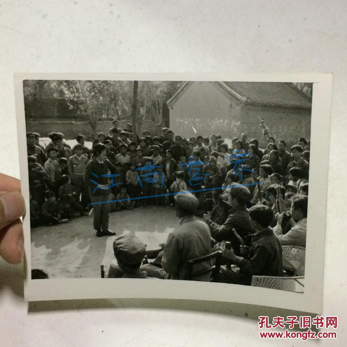 1982年新华社老照片:农村青年业余生活丰富多彩2 背面