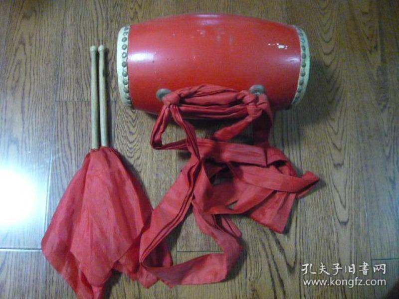 腰鼓(成人 牛皮面腰鼓)带鼓锤,红绸腰带整套配置齐  尺寸:鼓长33厘米*