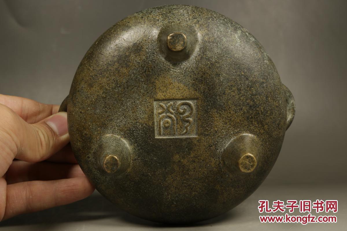 乡下收来清代桥耳三足铜香炉,做工精细,包浆浑厚,落款