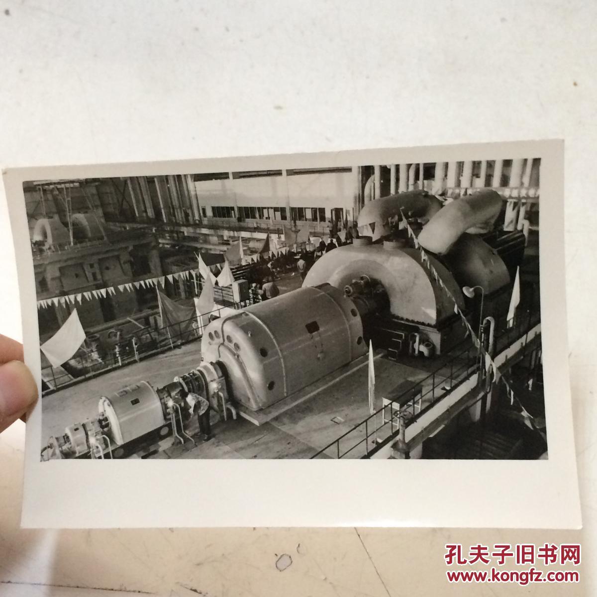 1982年新华社老照片甘肃一台大型火力发电机组并网发电1背面有说明