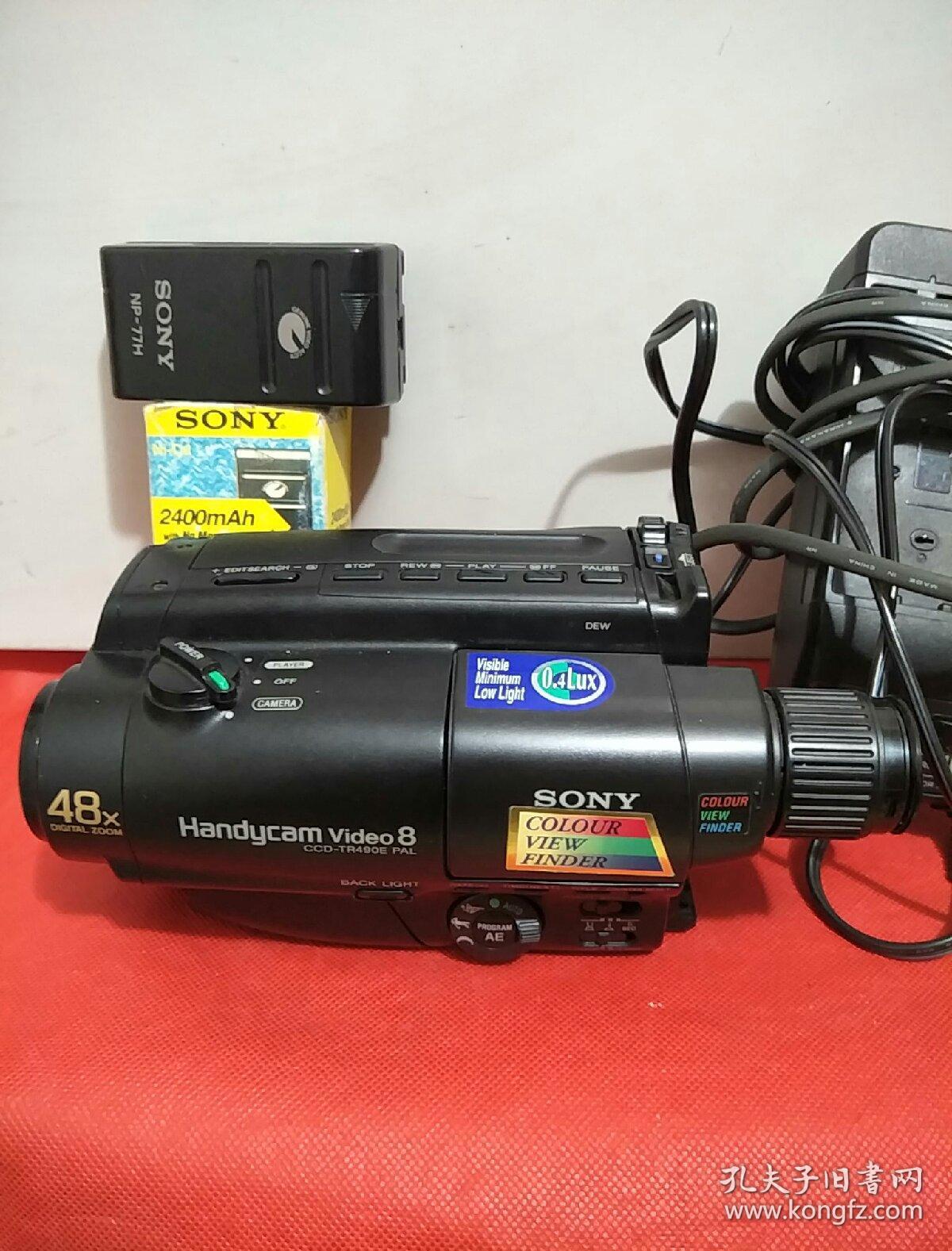 九十年代的索尼摄像机一部。两块电池充电器正
