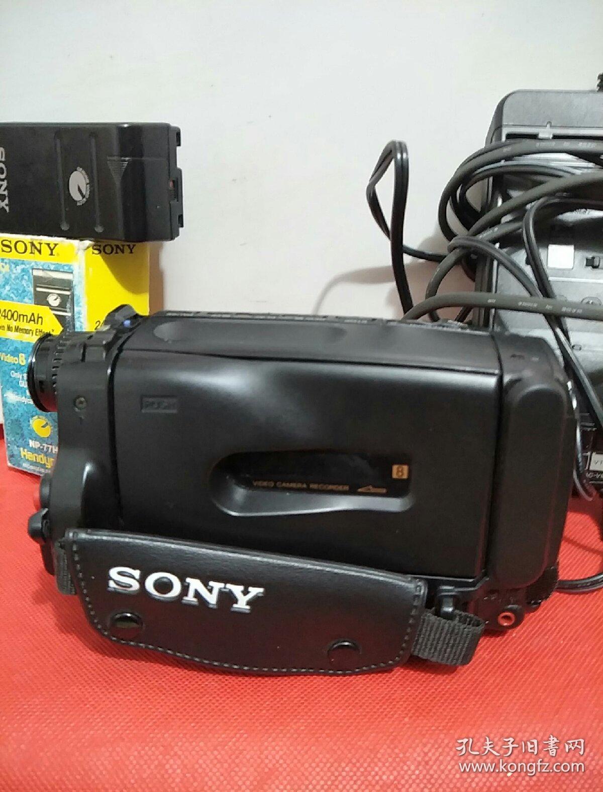 九十年代的索尼摄像机一部。两块电池充电器正