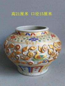 大明宣德斗彩刻花卉瓷缸