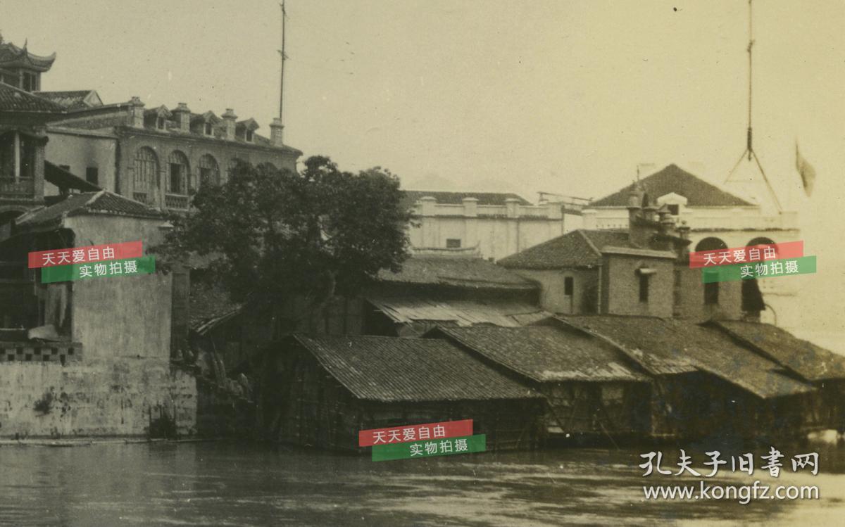 民国四川重庆南岸区法国水师营老照片,当时长江处于涨水季,江边的