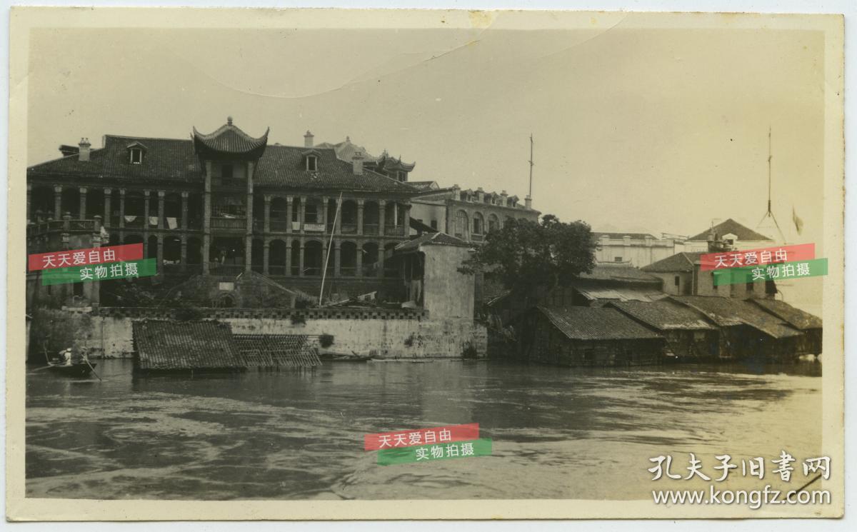民国四川重庆南岸区法国水师营老照片,当时长江处于涨水季,江边的