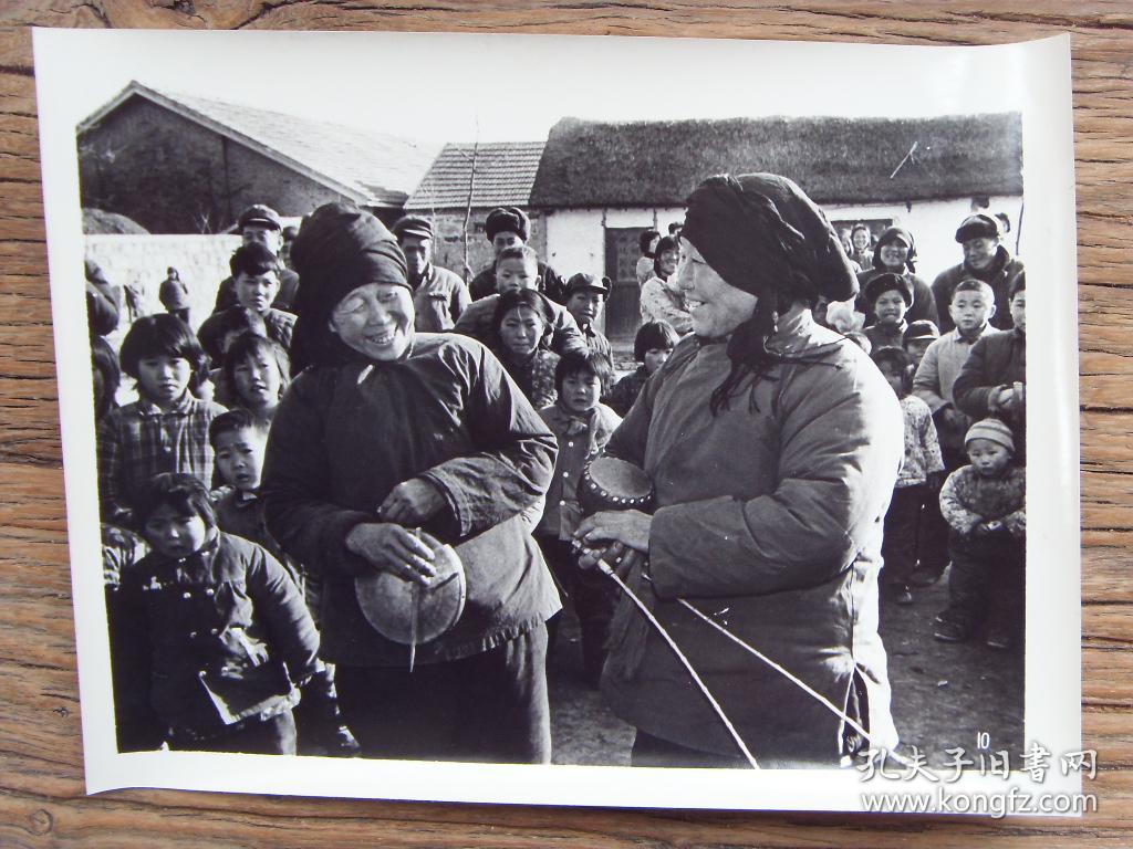 老照片:【※1982年,安徽省凤阳县燃灯公社,两位老大娘