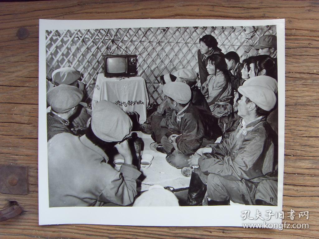 1982年新华社老照片:能工巧匠传技艺 背面有说明 地点