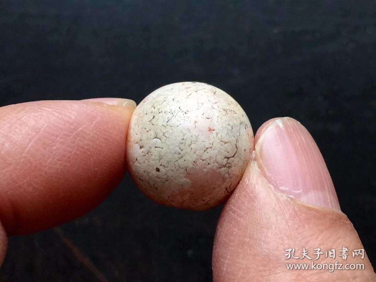 难得一见的灰皮沁千年唐球,真品的灰皮沁是从针尖大小的点可始,然后