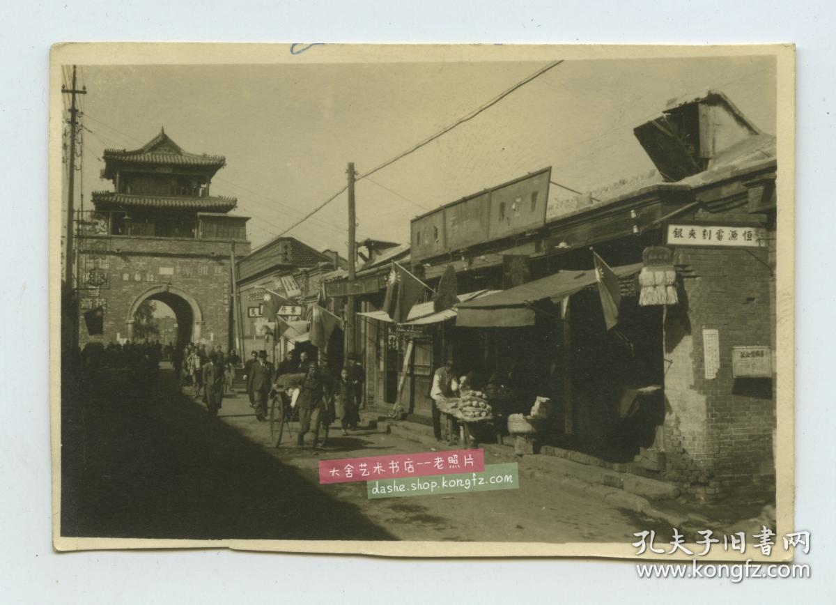 民国1945年天津鼓楼和其下繁华街道老照片.名为鼓楼,实为钟楼.