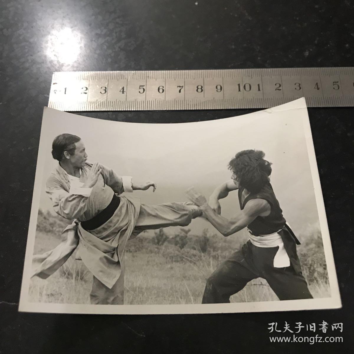 七八十年代香港明星老照片 成龙在醉拳中武打动作剧照