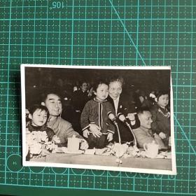 周总理与蔡畅、邓小平在主席台上老照片一枚。