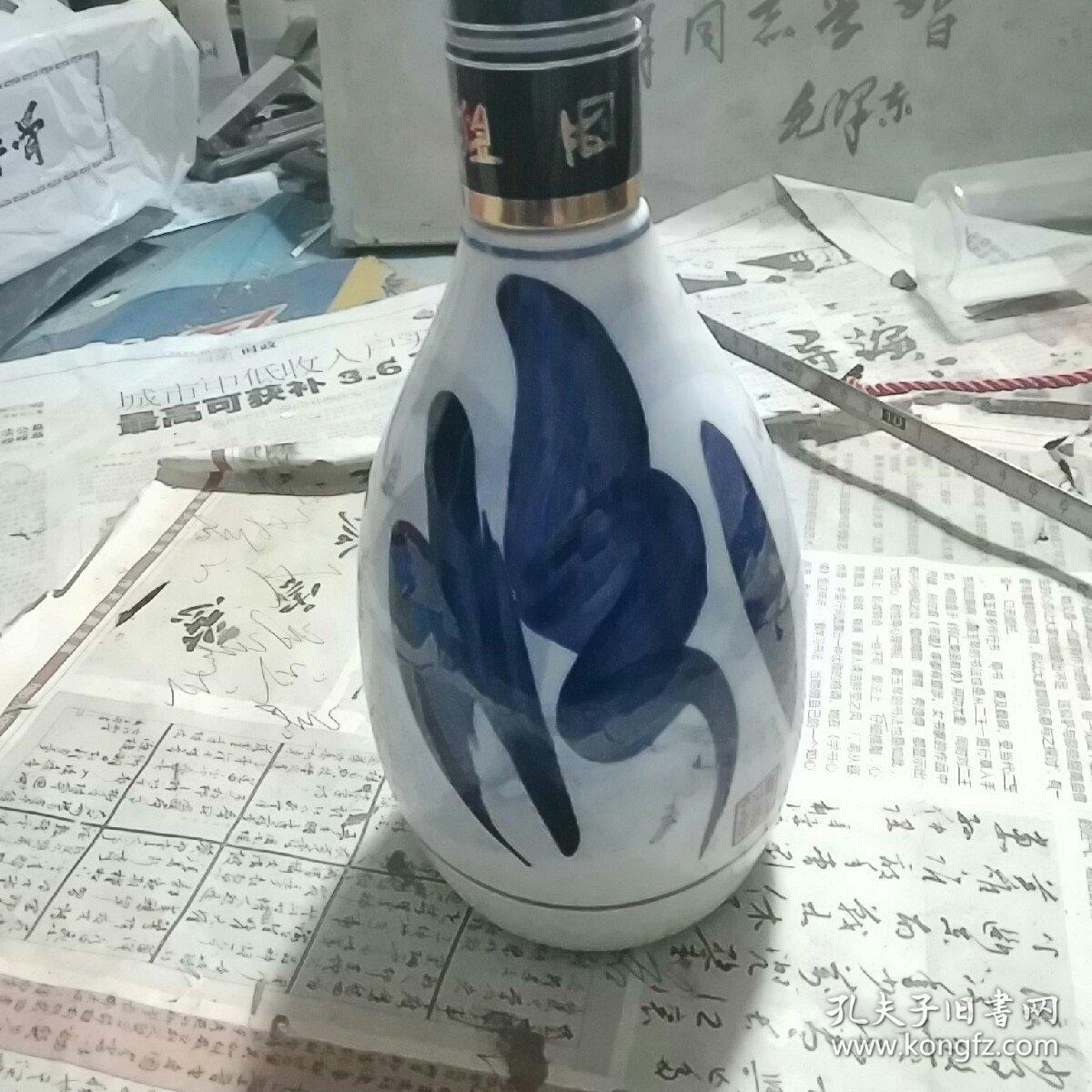 陶瓷汾酒酒瓶两个收藏青花汾酒30年较稀少四号书柜中间