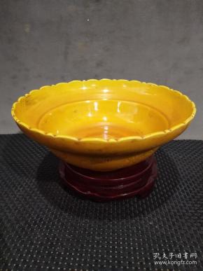 精品黄釉瓷碗 大明弘治年制款 鸡油黄阴雕刻龙凤花边碗