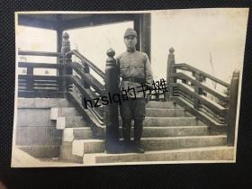 【史料照片】日军侵占华北时一士兵在天津神社内留影