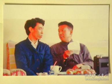 已故歌唱家"关贵敏"在和晋东南医专的领导交谈关于如何培养学生的文艺