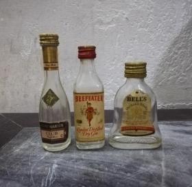 三个洋酒的旧玻璃小酒瓶