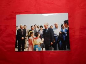 老照片：《国际奥委会主席萨马兰奇与中国儿童》